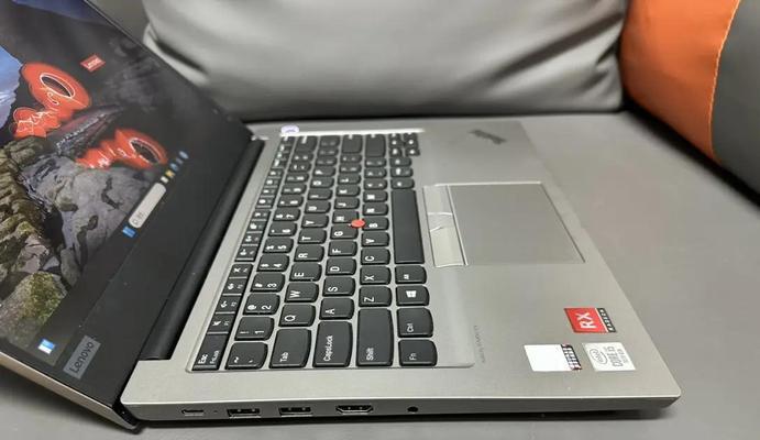 对于Ubuntu Unity 下找回系统托盘,只需要将程序纳入白名单中即可。但是在Ubuntu 13.04 中,原本的方法行不通,因为配置文件中没有com.canonical.Unity.Panel 选项。这个时候,需要把这个选项重新激活,使用下面的PPA即可:sudo add-apt-repository ppa:timekiller/unity-systrayfixsudo apt-get updatesudo apt-get upgrade完成之后,注销或者重启。然后就可以按照以前的方法设置白名单了(下面是设置全部):gsettings set com.canonical.Unity.Panel systray-whitelist