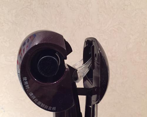 一. 先上两张图看看复制代码代码如下: 2. 安装Ubuntu tweak，用它来设置主题和图标4. 使用系统自带的软件中心安装，使用鼠标点击安装包即可，下附安装顺序（可参考ubuntu_mac_theme/web中的网页，由于使用了代理，打开时安全软件可能会提示）复制代码代码如下:复制代码代码如下:sudo unzip mac-fonts.zip -d /usr/share/fontssudo fc-cache -f -v启动tweak-tool设置成你喜欢的就可以了，如最上面的unity tweak tool图9. 重启系统10. 问题 a. slingscold有时可能会不生效，注销当前用户重新登陆试试11.以上是离线包安装，假如你想直接使用apt-get命令安装，可参考[1]中的链接网页（这个比较慢）或者第3步里下载的 包中的ubuntu_mac_theme/web下的网页（离线网页包）